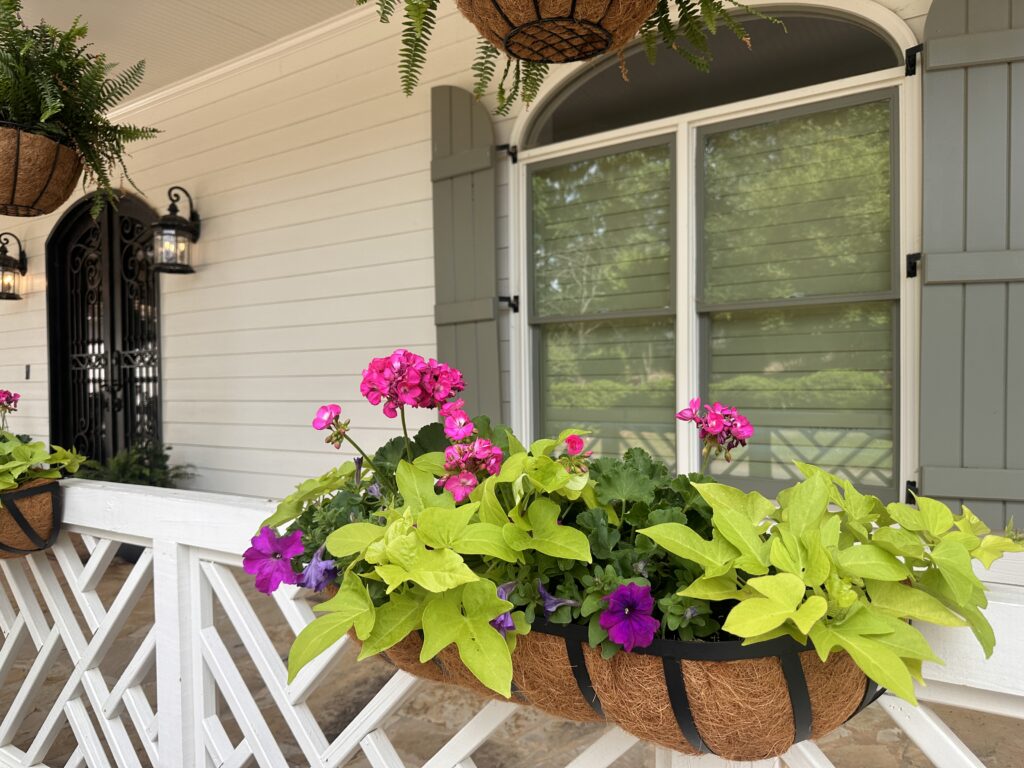 Cottage-Style Porch Rail Planters: How to Create a Full Look Without Overthinking It